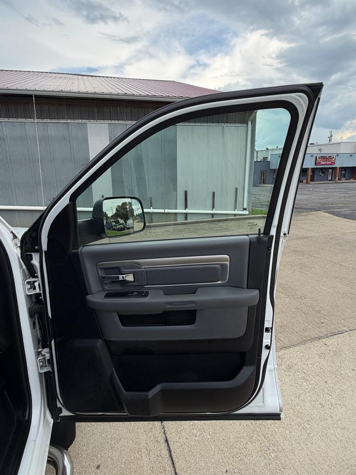 RAM 1500 SLT Quad Cab 4WD 2016