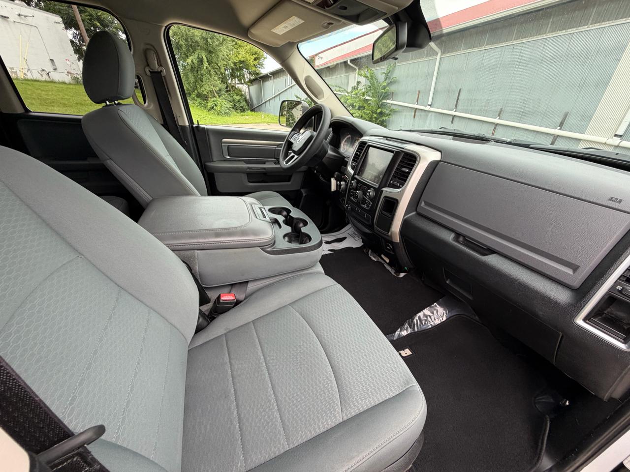RAM 1500 SLT Quad Cab 4WD 2016