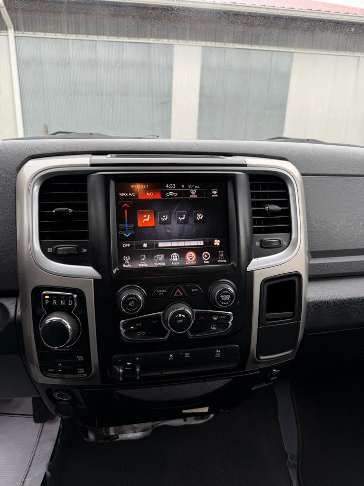 RAM 1500 SLT Quad Cab 4WD 2016