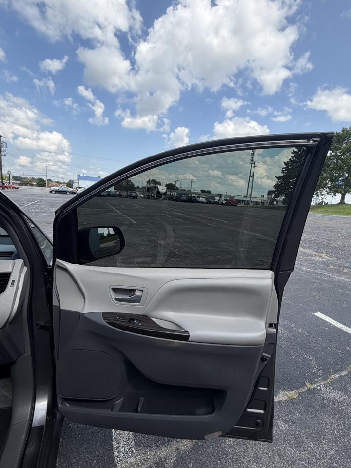 Toyota Sienna XLE FWD 8-Passenger V6 2015