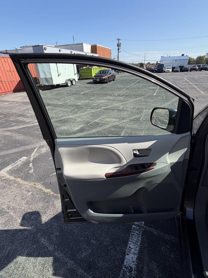 Toyota Sienna Limited AWD 7-Passenger V6 2014