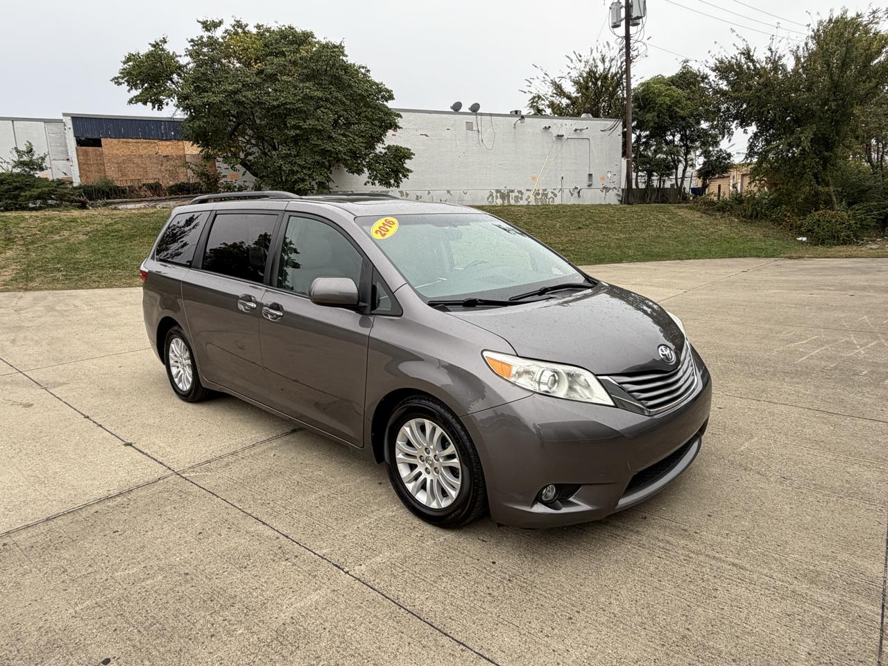 Toyota Sienna XLE FWD 8-Passenger V6 2016