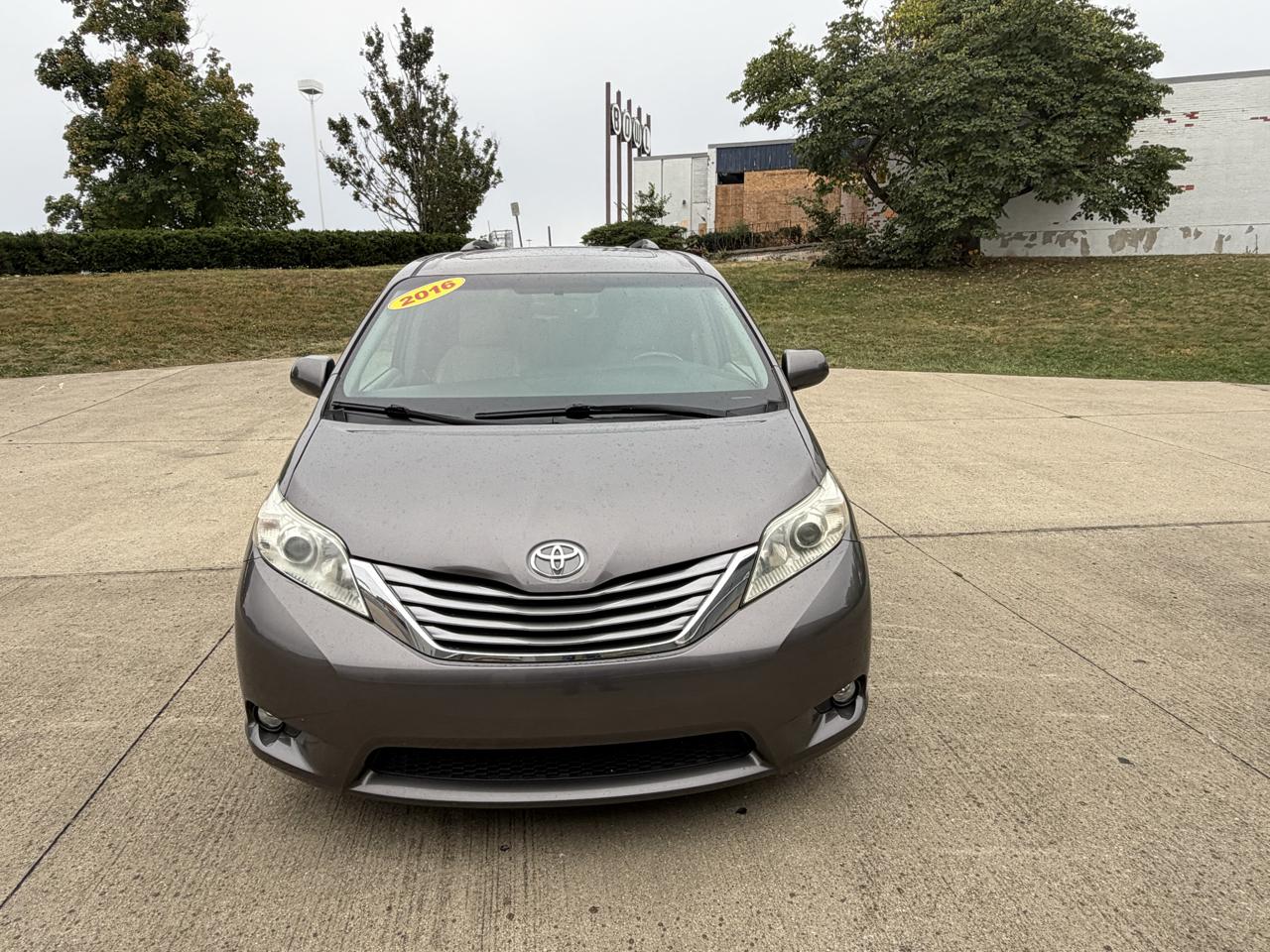 Toyota Sienna XLE FWD 8-Passenger V6 2016