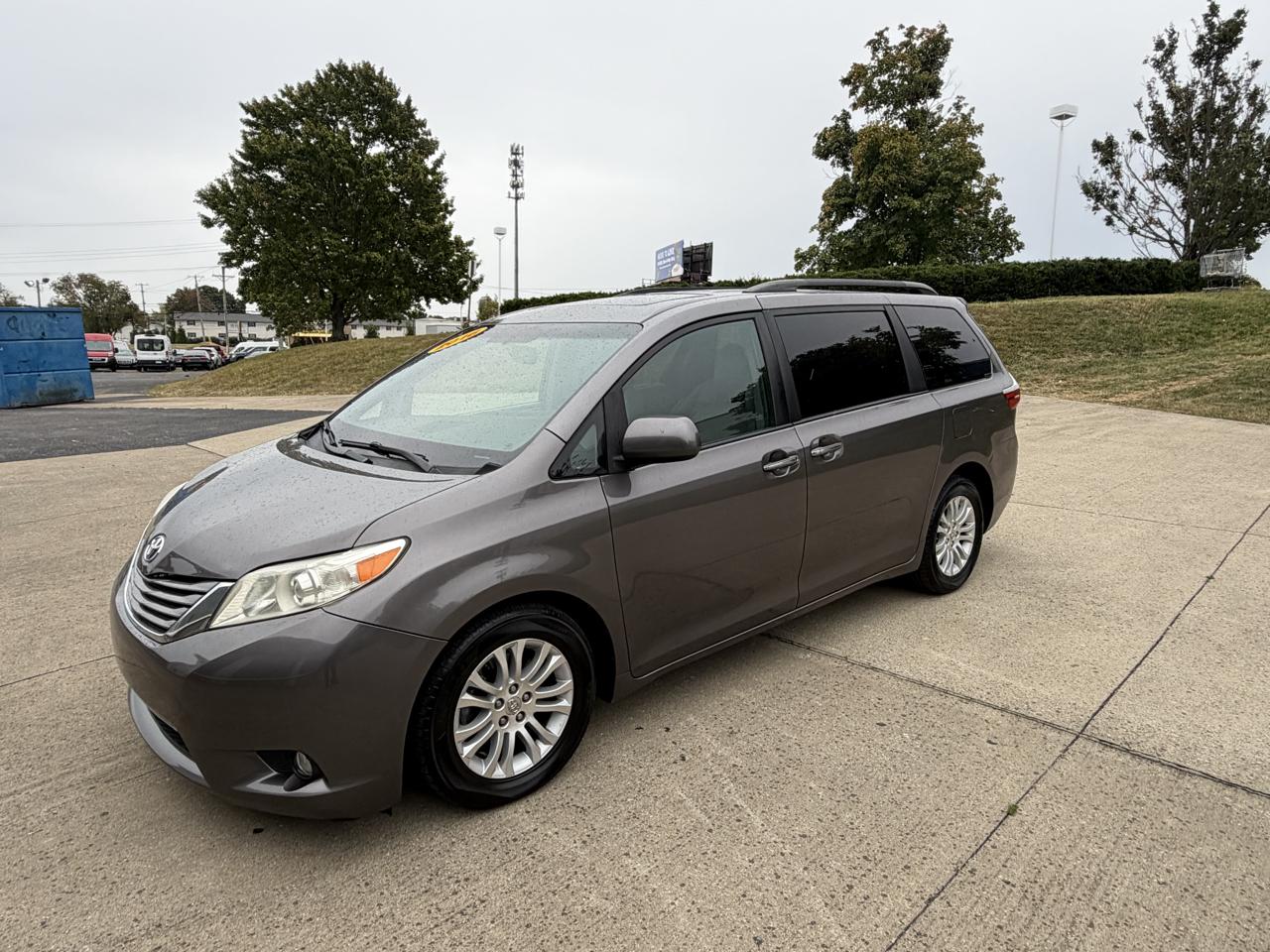 Toyota Sienna XLE FWD 8-Passenger V6 2016