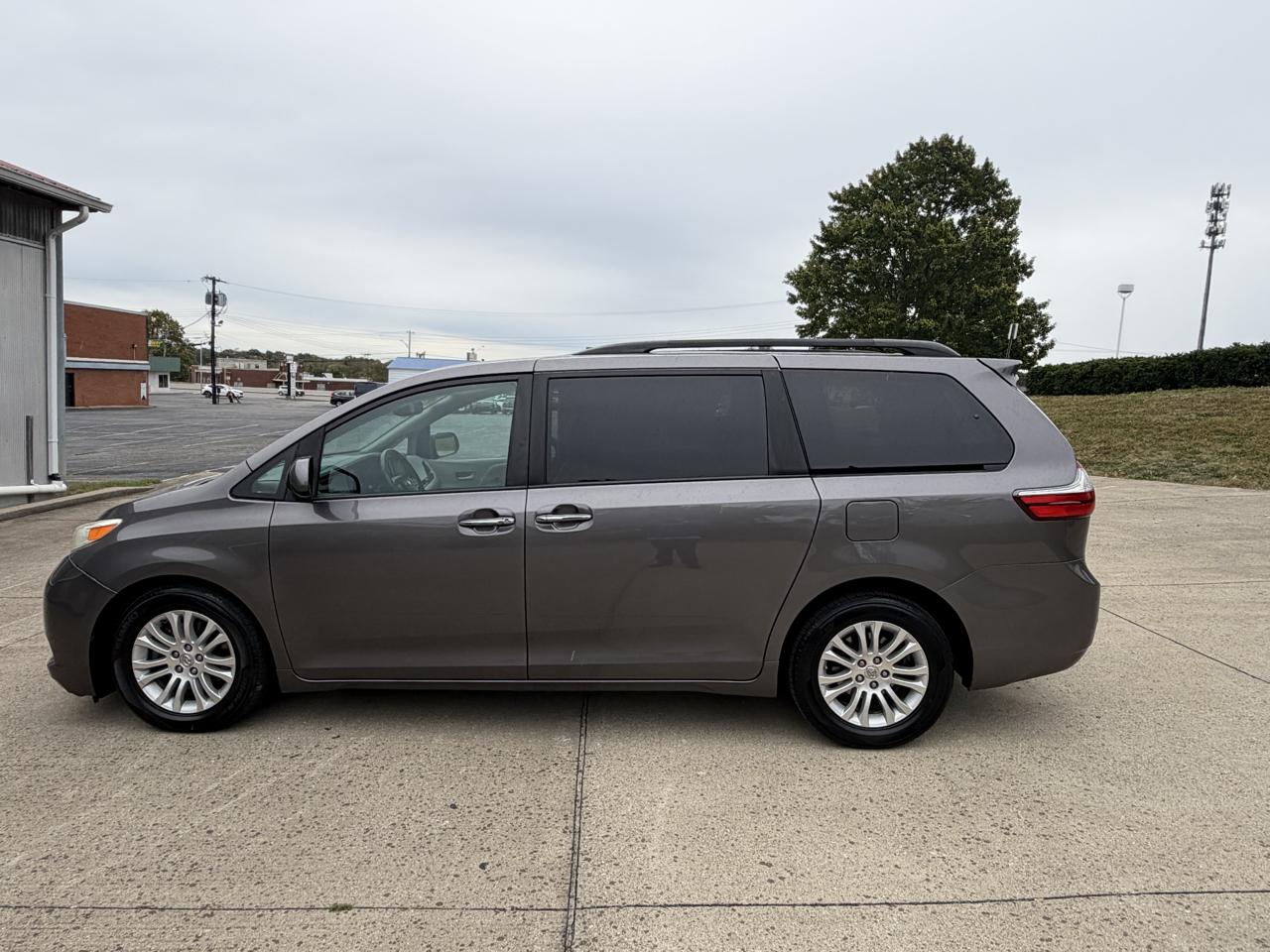 Toyota Sienna XLE FWD 8-Passenger V6 2016