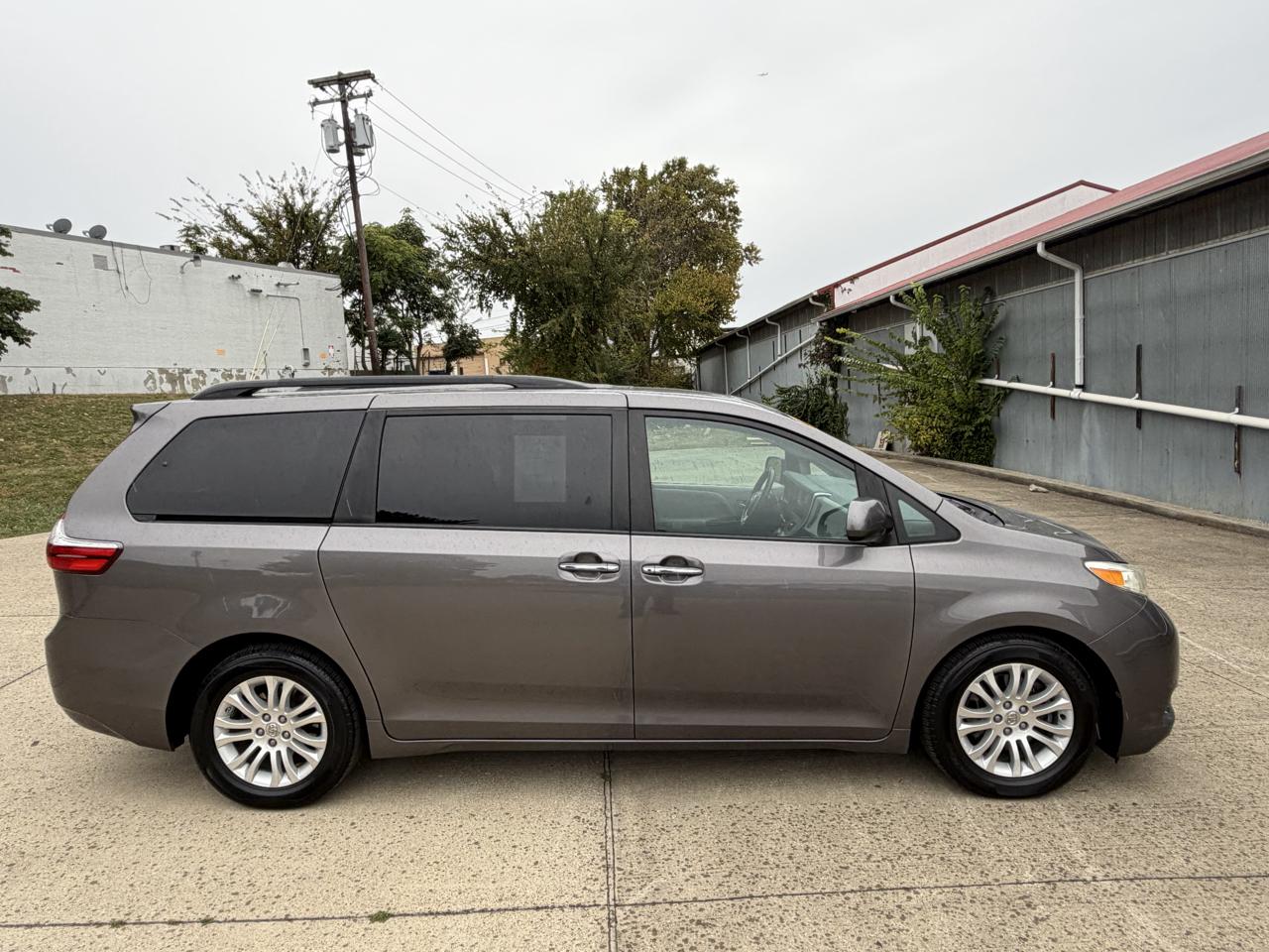 Toyota Sienna XLE FWD 8-Passenger V6 2016