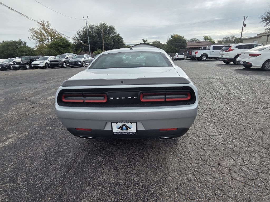 Dodge Challenger SXT RWD 2022