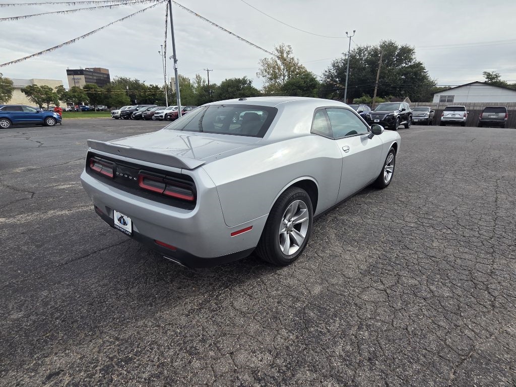 Dodge Challenger SXT RWD 2022