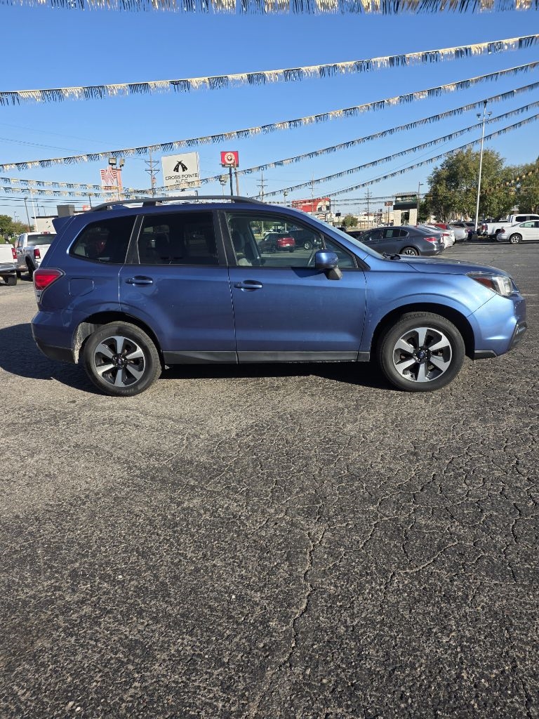 2017 Subaru Forester 2.5i Premium photo 2