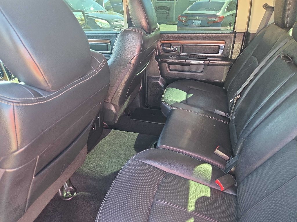 RAM 1500 Laramie 4x4 Crew Cab 5'7" Box 2018 RAM 1500 Laramie 4x4 Crew Cab 5'7" Box 2018