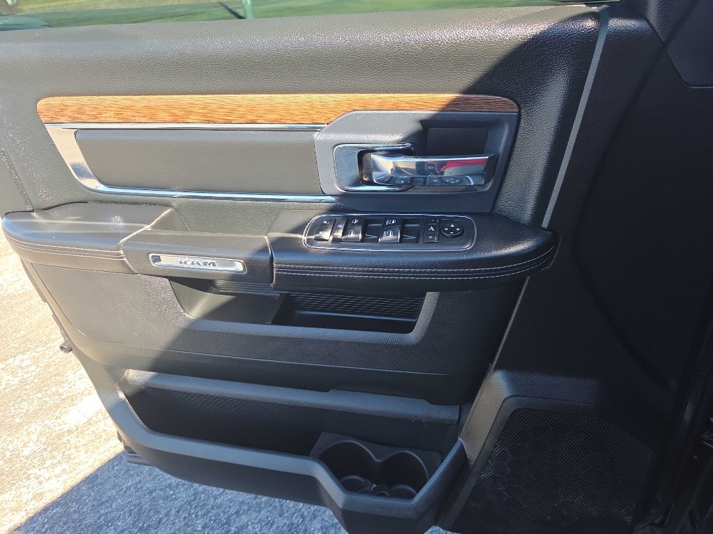 RAM 1500 Laramie 4x4 Crew Cab 5'7" Box 2018 RAM 1500 Laramie 4x4 Crew Cab 5'7" Box 2018