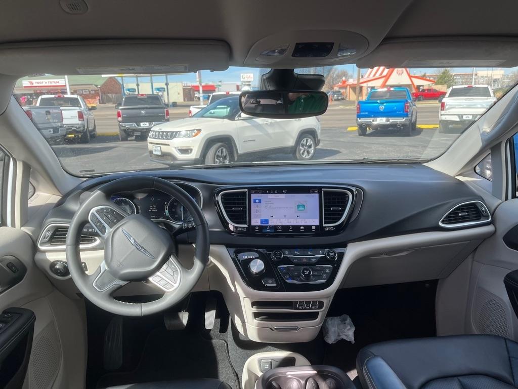 Chrysler Pacifica Touring L FWD 2024