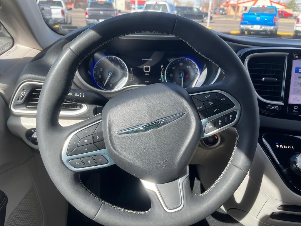 Chrysler Pacifica Touring L FWD 2024