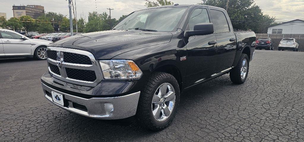 RAM 1500 Classic Tradesman 4x4 Crew Cab 5'7" Box 2022