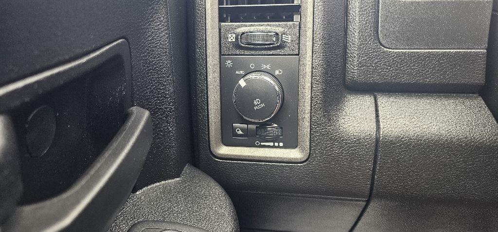 RAM 1500 Classic Tradesman 4x4 Crew Cab 5'7" Box 2022