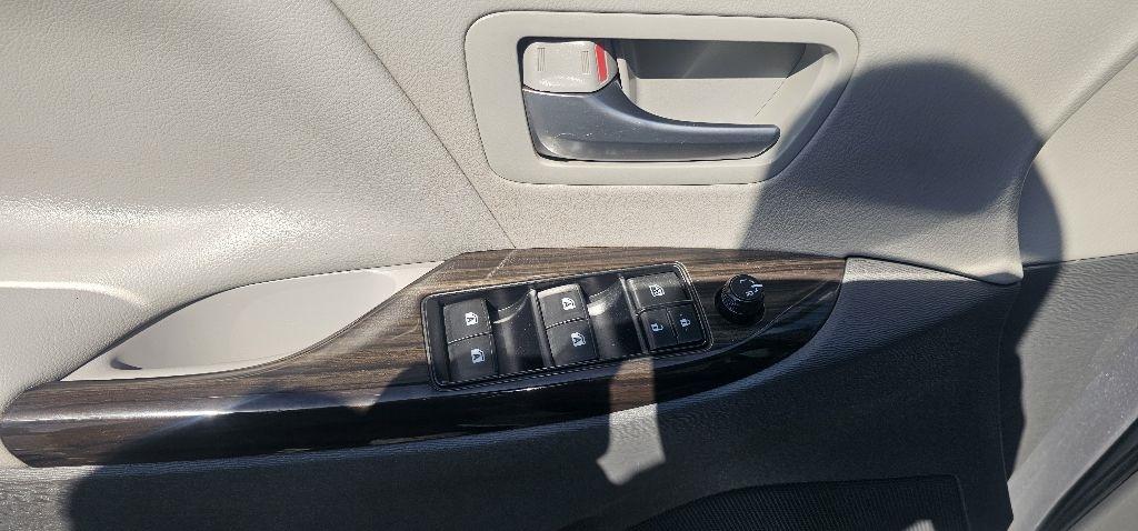 Toyota Sienna XLE Auto Access Seat FWD 7-Passenger (Natl) 2017
