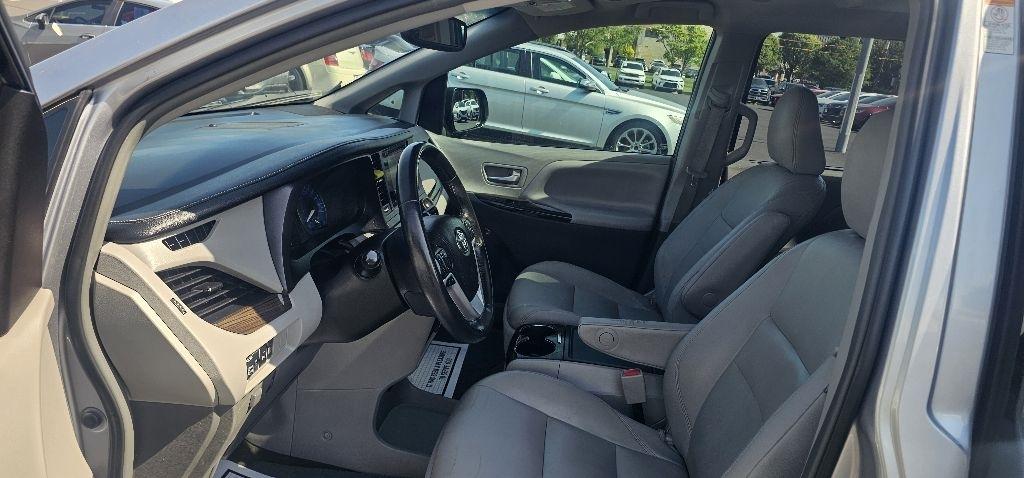 Toyota Sienna XLE Auto Access Seat FWD 7-Passenger (Natl) 2017