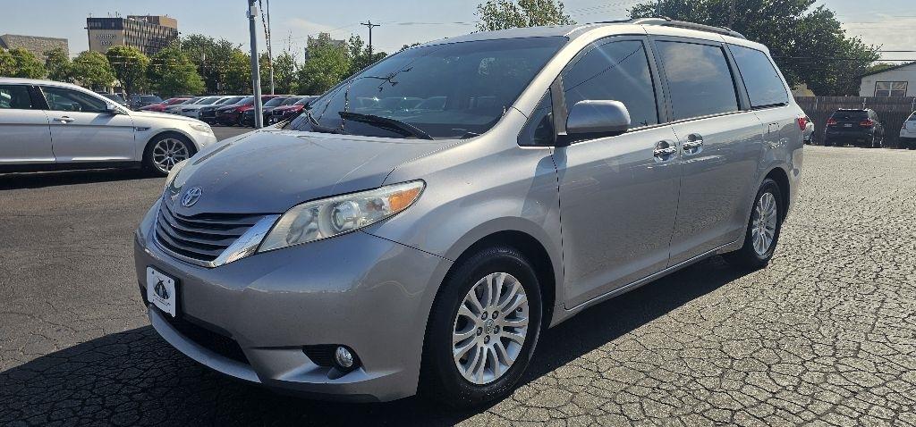 Toyota Sienna XLE Auto Access Seat FWD 7-Passenger (Natl) 2017