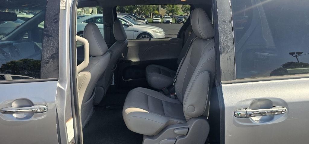 Toyota Sienna XLE Auto Access Seat FWD 7-Passenger (Natl) 2017