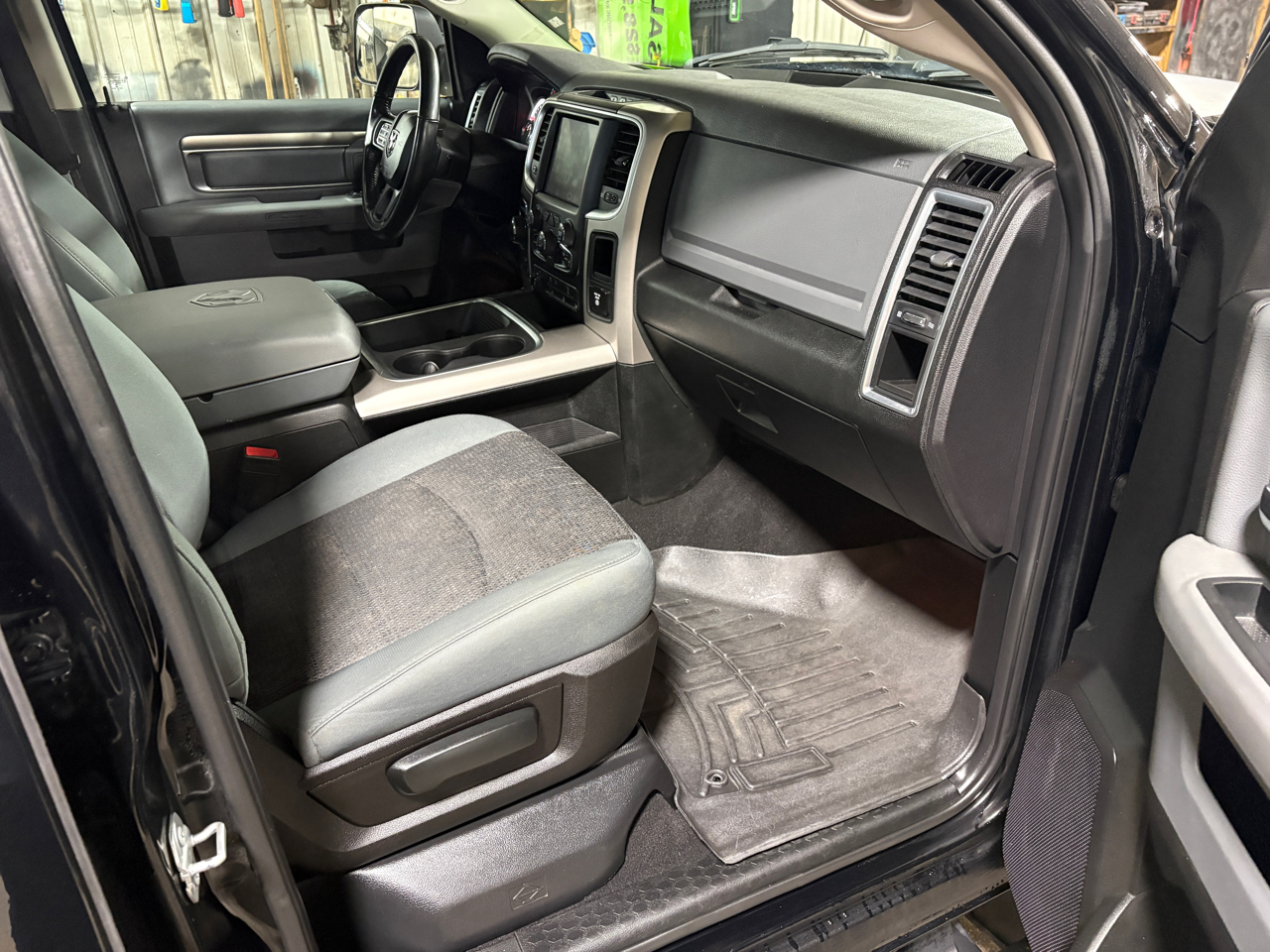 RAM 1500 Classic Warlock 4x4 Crew Cab 5'7" Box 2020