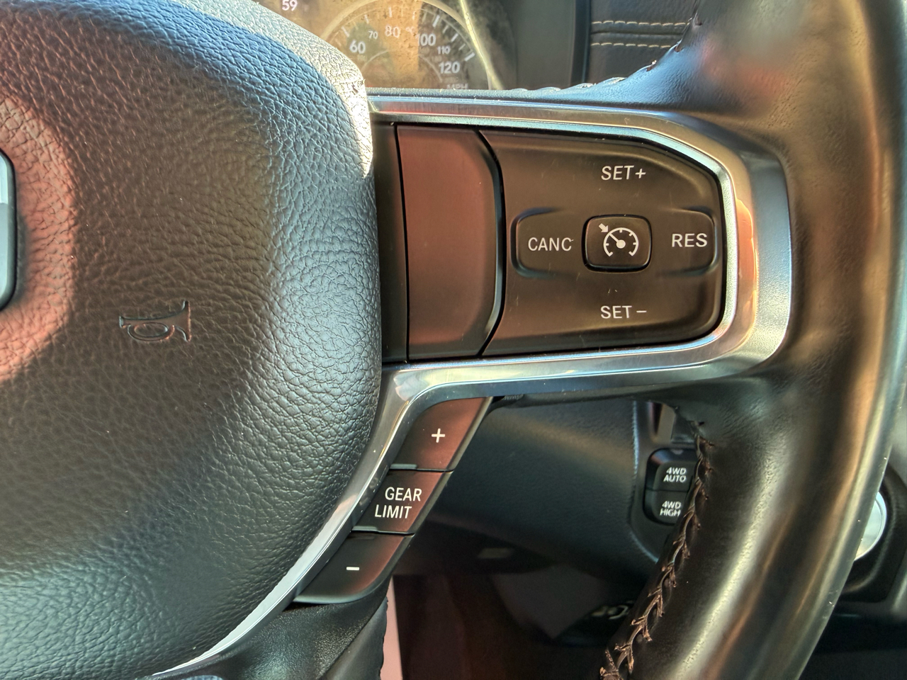 RAM 1500 Laramie 4x4 Crew Cab 5'7" Box 2024