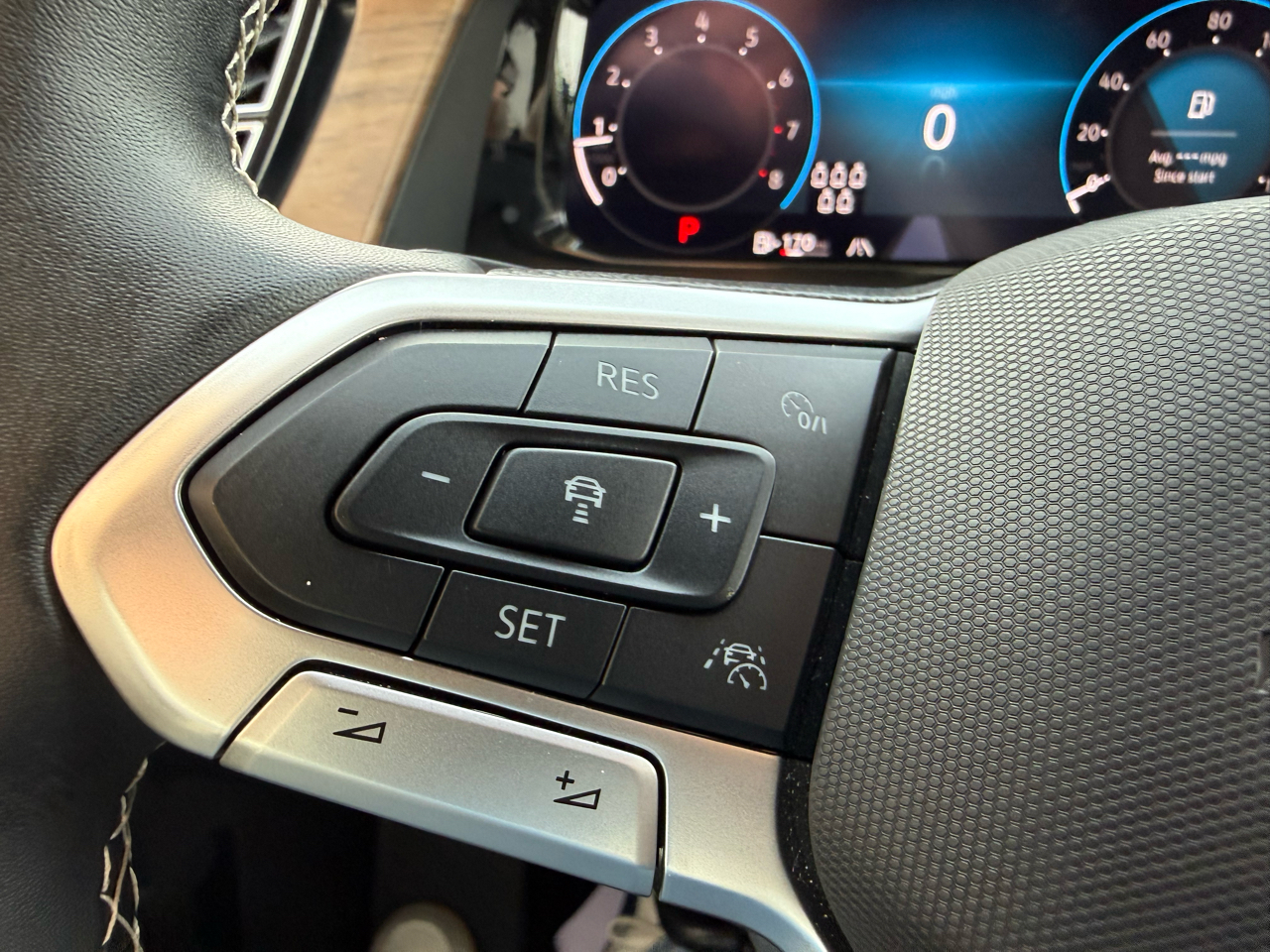 Volkswagen Atlas 2.0T SE w/Technology 4MOTION 2025