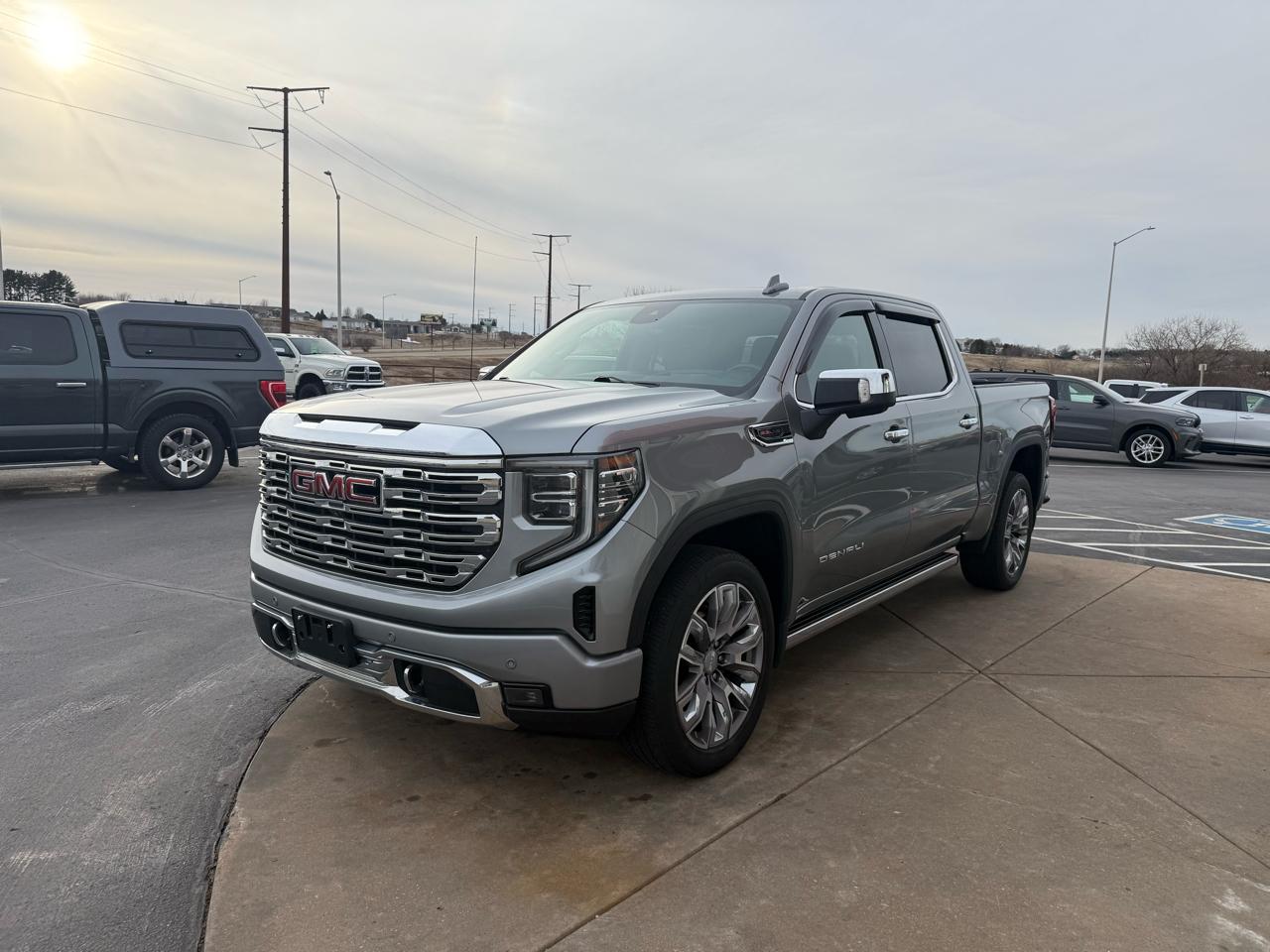 GMC Sierra 1500 4WD Crew Cab 147" Denali 2023