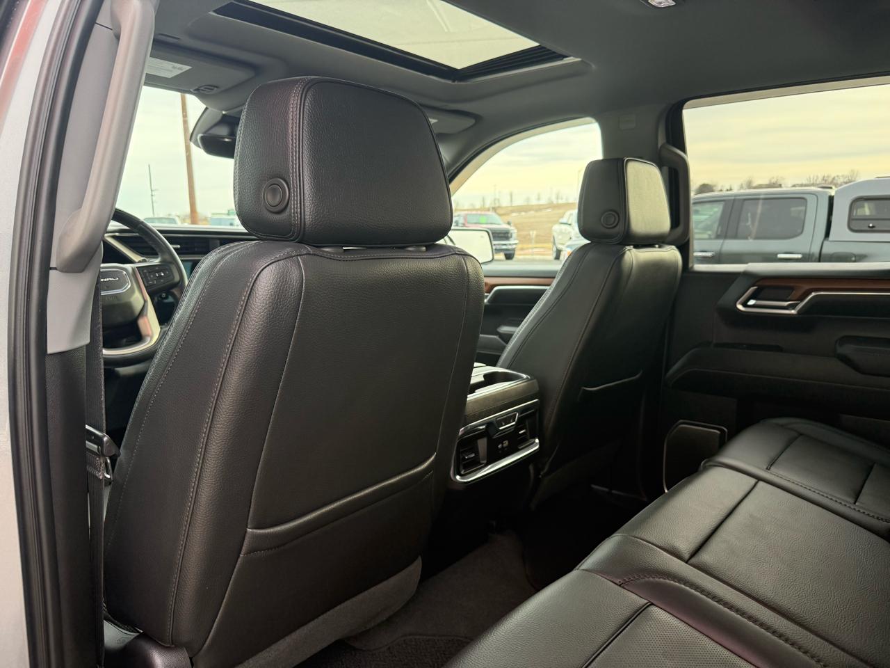 GMC Sierra 1500 4WD Crew Cab 147" Denali 2023