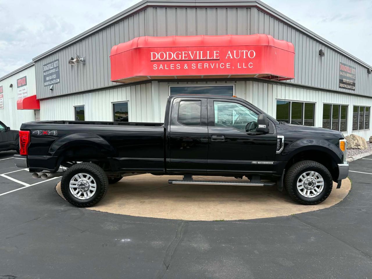 Ford Super Duty F-350 SRW XLT 4WD SuperCab 8' Box 2017
