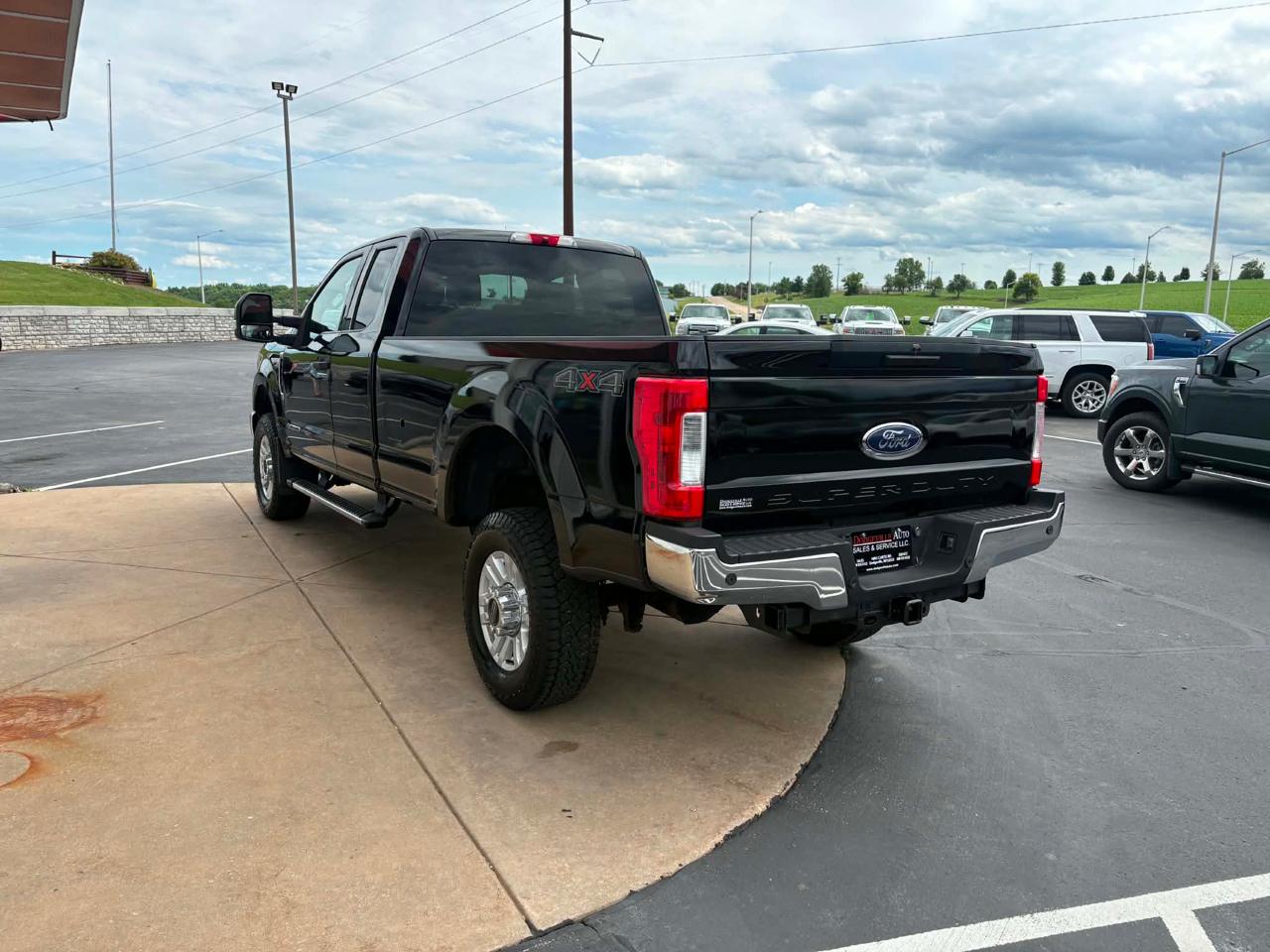 Ford Super Duty F-350 SRW XLT 4WD SuperCab 8' Box 2017