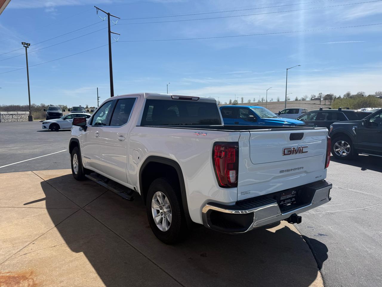 GMC Sierra 1500 Limited 4WD Crew Cab 147" SLE 2022