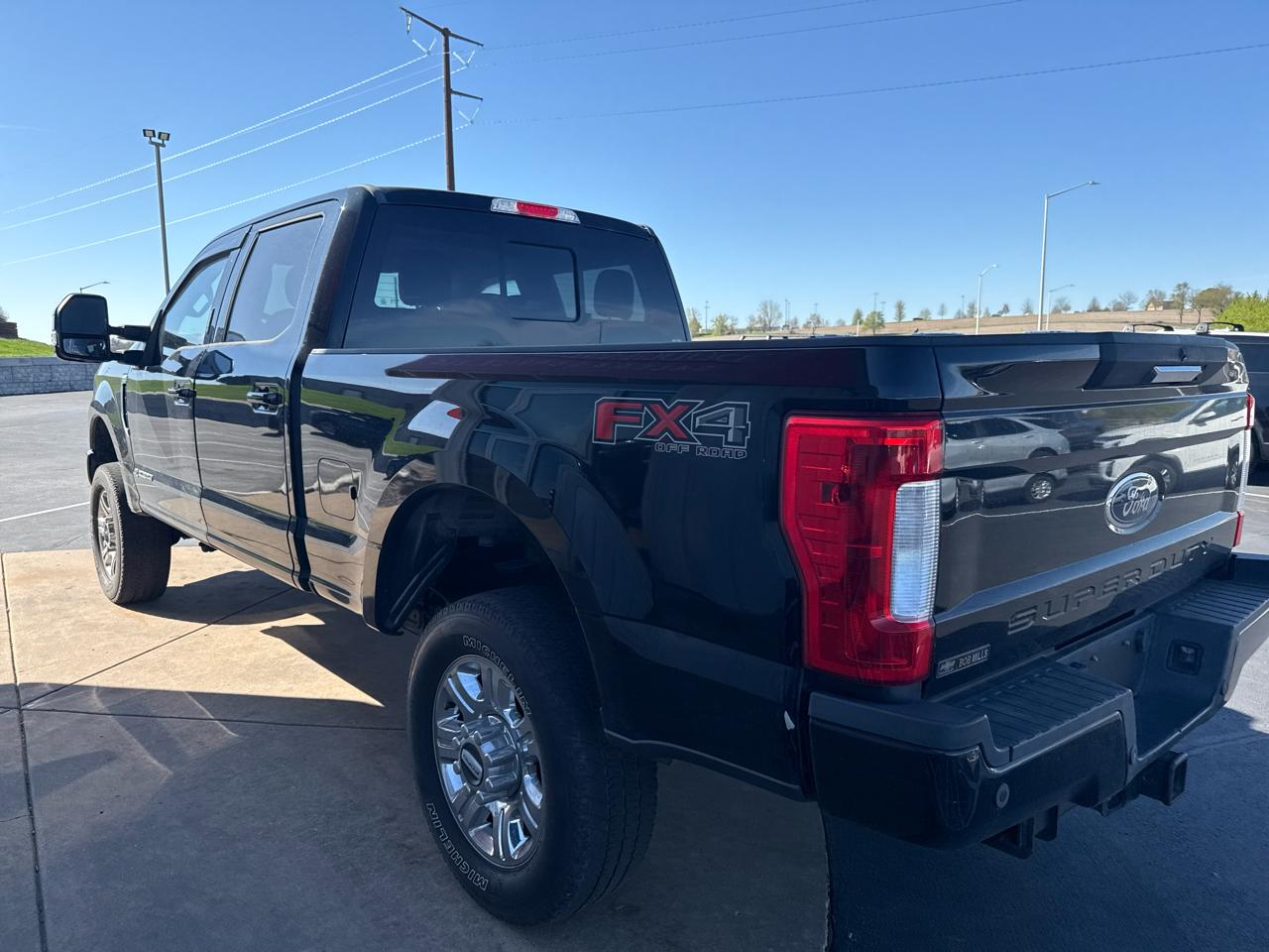 Ford Super Duty F-350 SRW Lariat 4WD Crew Cab 6.75' Box 2017