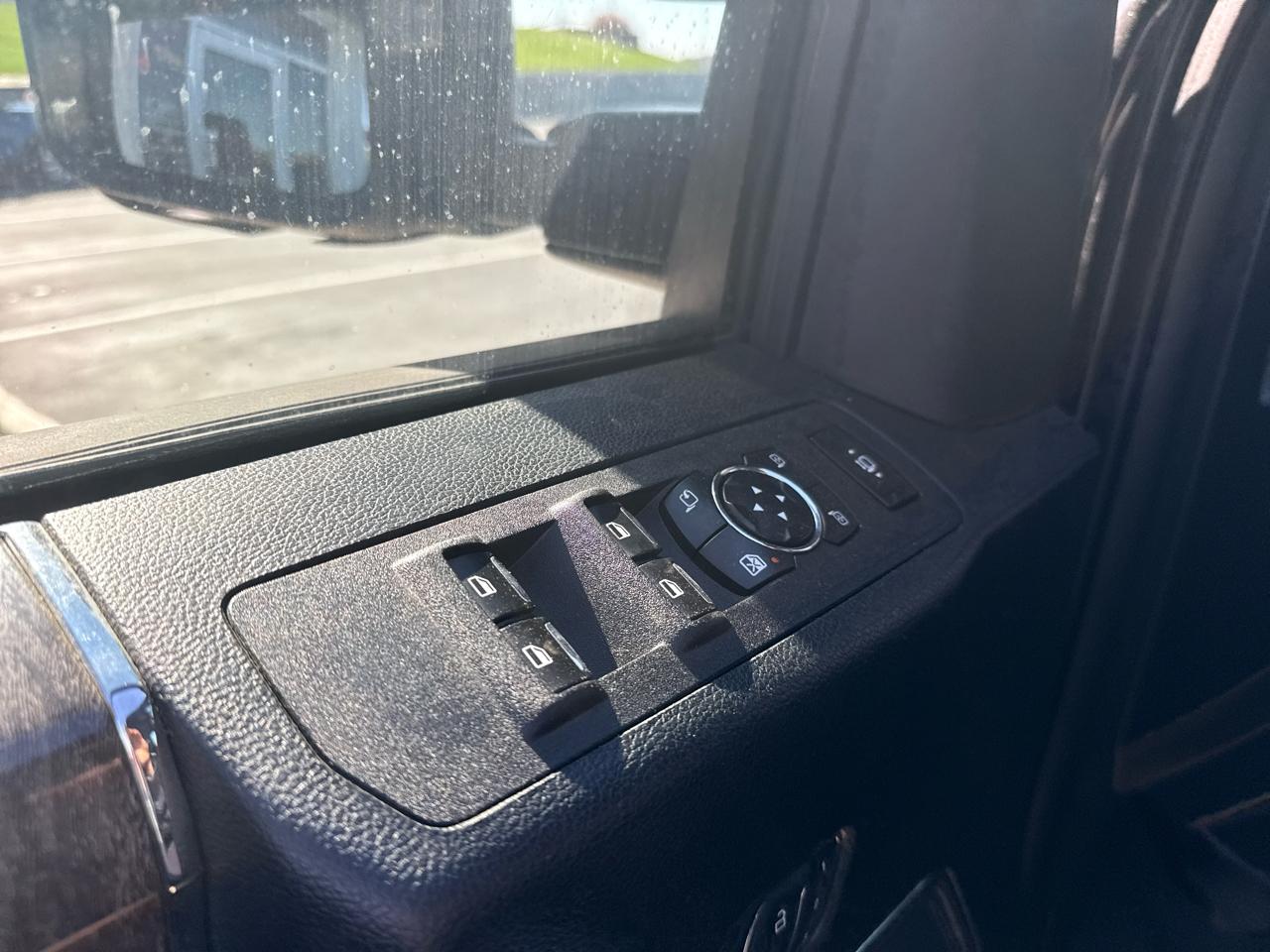 Ford Super Duty F-350 SRW Lariat 4WD Crew Cab 6.75' Box 2017