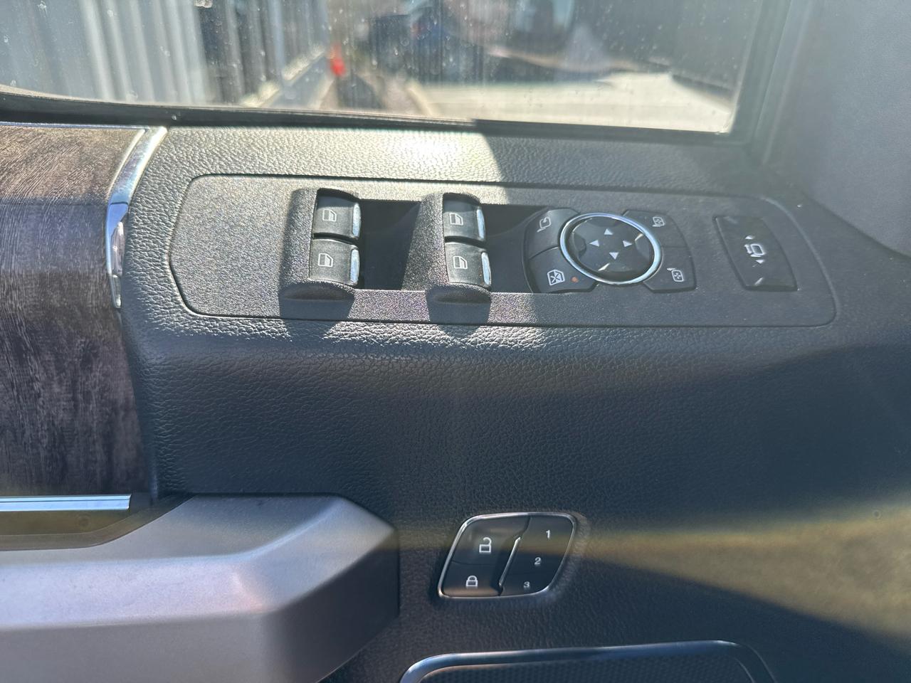 Ford Super Duty F-350 SRW Lariat 4WD Crew Cab 6.75' Box 2017