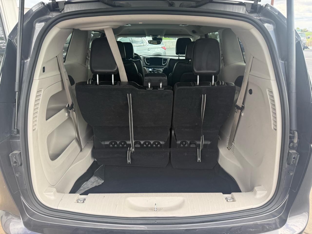 Chrysler Pacifica Touring L FWD 2023