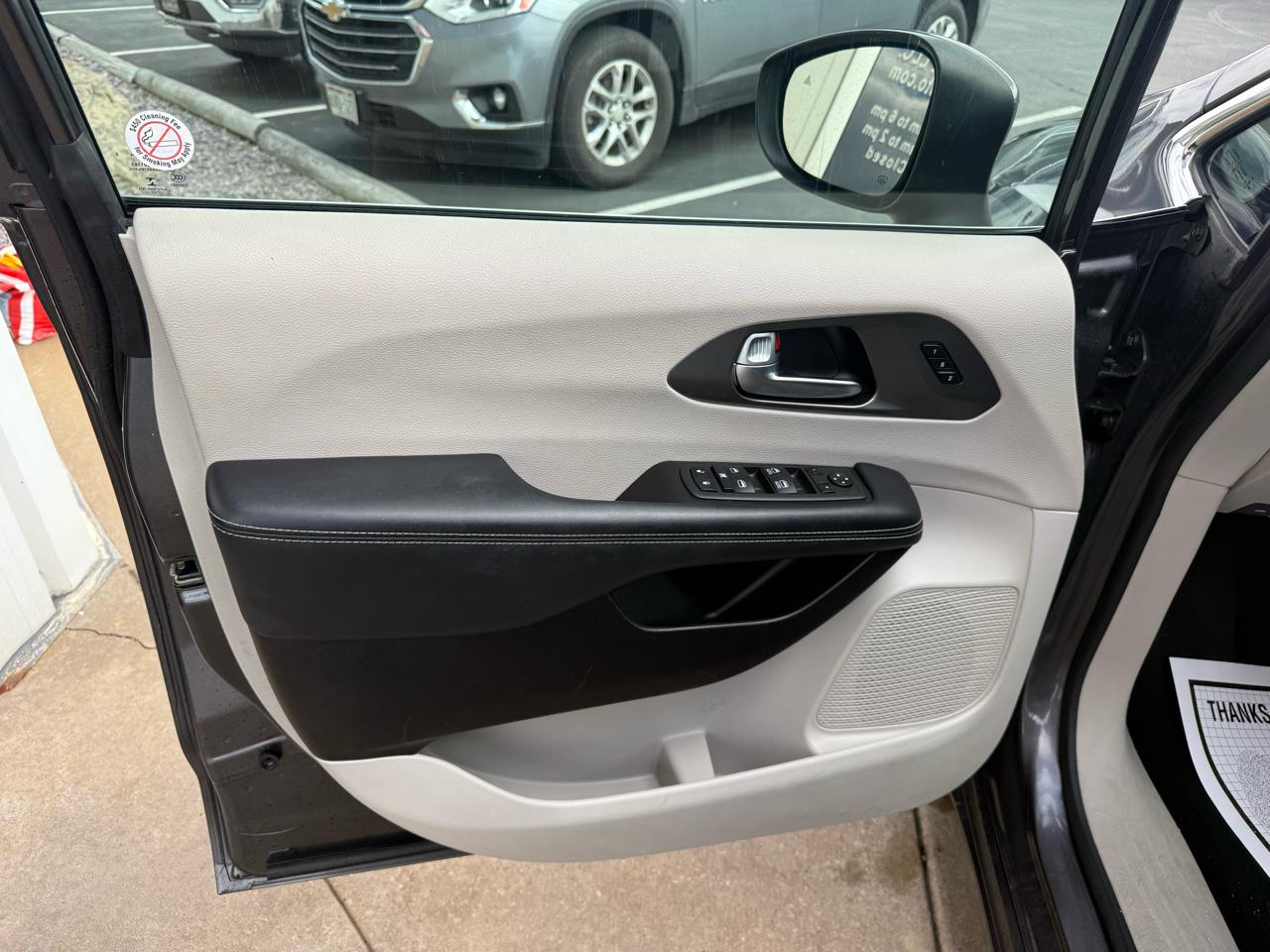Chrysler Pacifica Touring L FWD 2023
