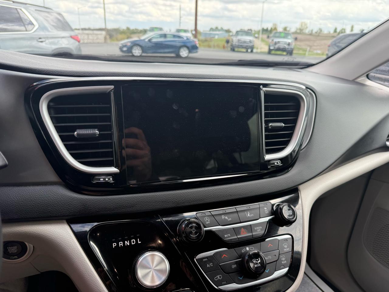 Chrysler Pacifica Touring L FWD 2023
