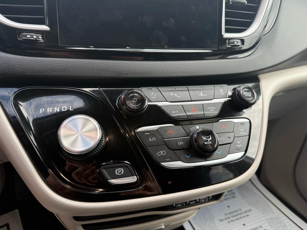 Chrysler Pacifica Touring L FWD 2023