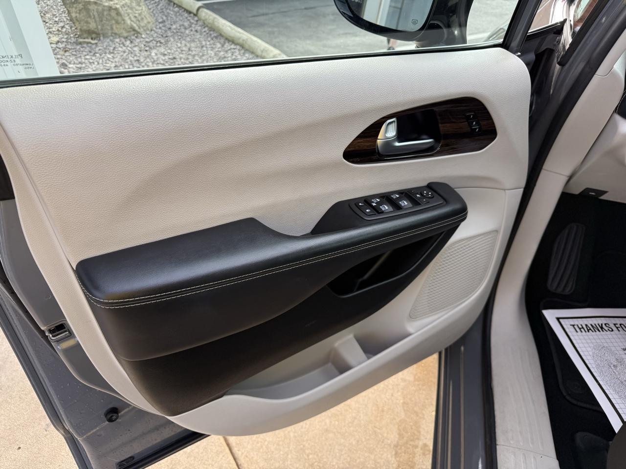 Chrysler Pacifica Limited FWD 2023