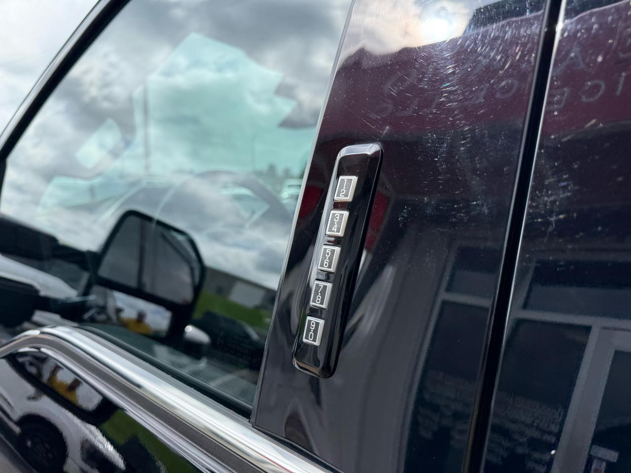 Ford Super Duty F-350 SRW King Ranch 4WD Crew Cab 8' Box 2018