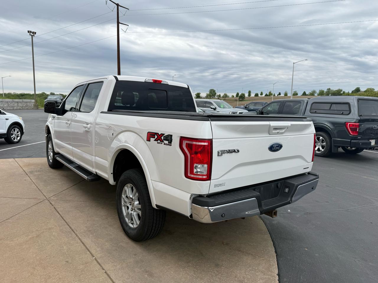 Ford F-150 4WD SuperCrew 145" Lariat 2015