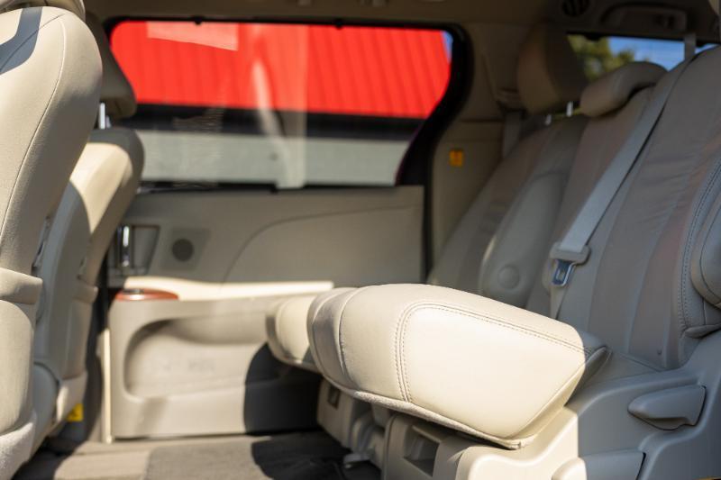 Toyota Sienna Limited 7-Pass V6 2011