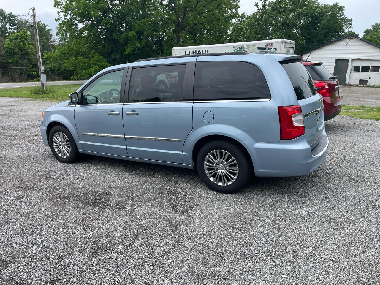 Chrysler Town & Country Touring-L 2013