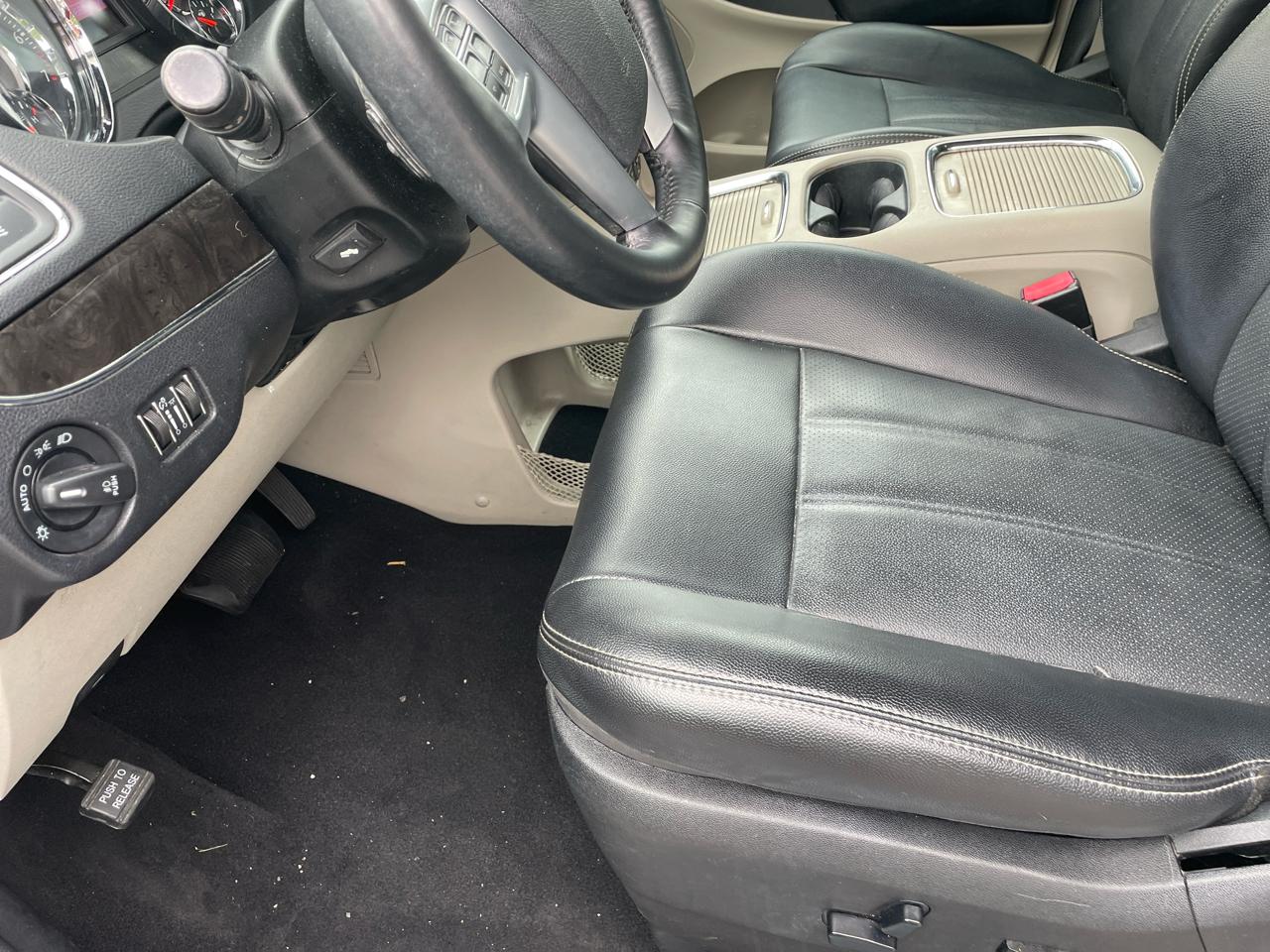 Chrysler Town & Country Touring-L 2013