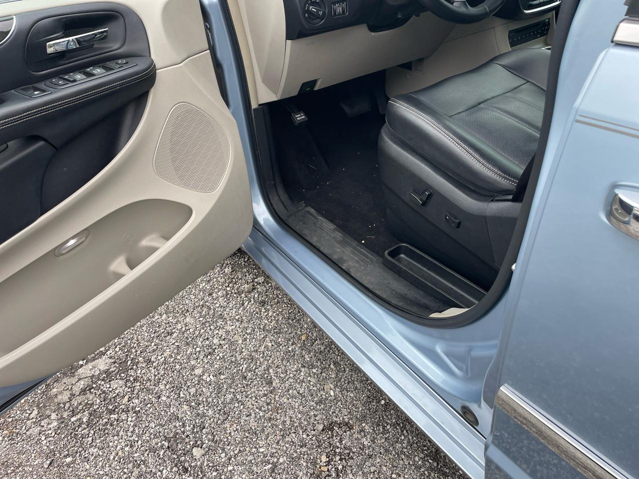 Chrysler Town & Country Touring-L 2013