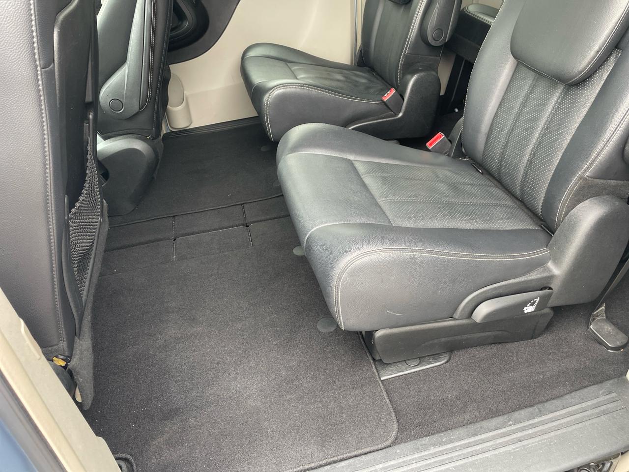 Chrysler Town & Country Touring-L 2013