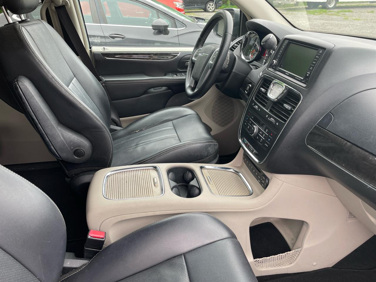 Chrysler Town & Country Touring-L 2013
