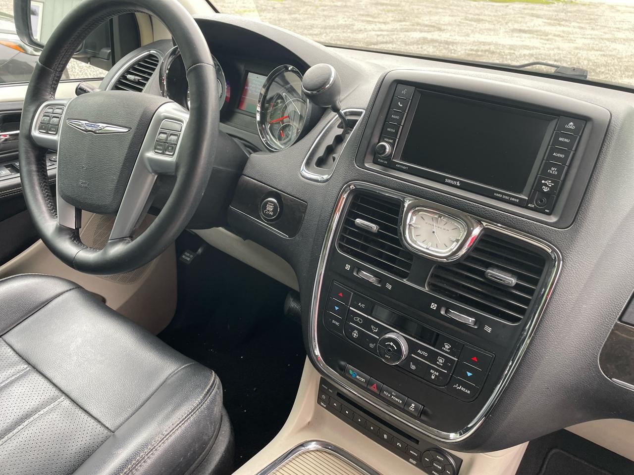 Chrysler Town & Country Touring-L 2013