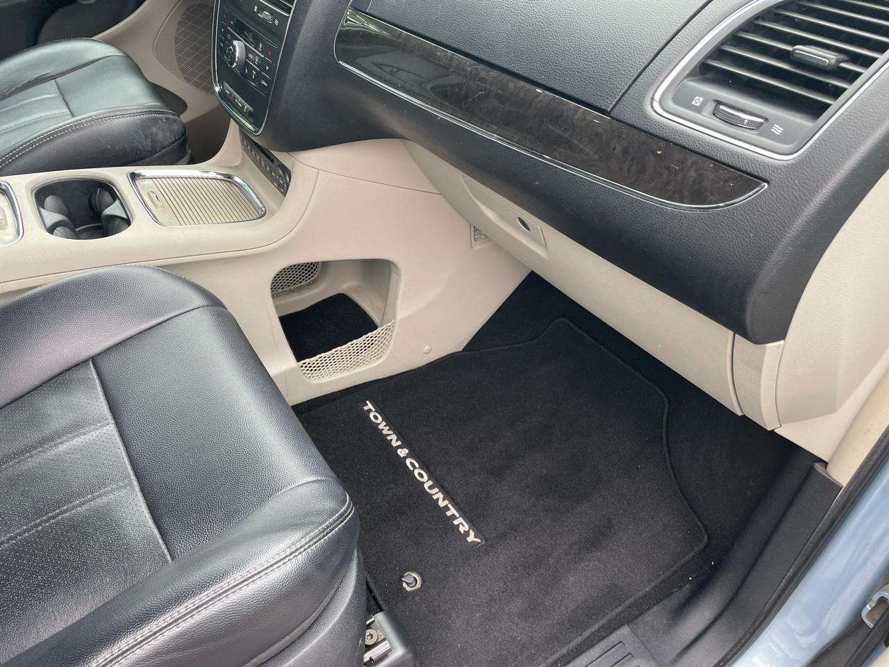 Chrysler Town & Country Touring-L 2013