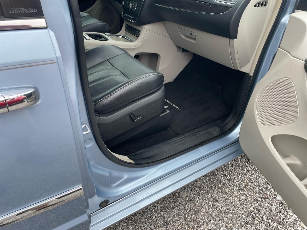 Chrysler Town & Country Touring-L 2013